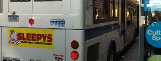 MTA Bus - W 96 St & Broadway (M96/M106) is one of Diane'nin Beğendiği Mekanlar.