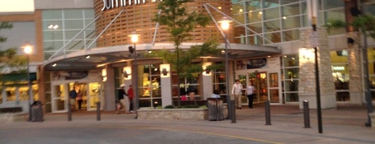 Summit Mall is one of Locais curtidos por Dan.