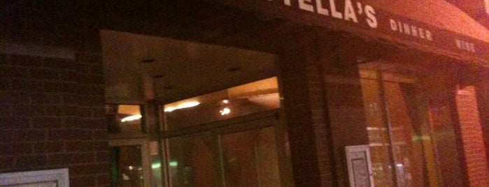 Stella's Restaurant, Bar, & Café is one of สถานที่ที่ You ถูกใจ.