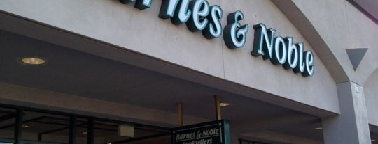 Barnes & Noble is one of สถานที่ที่ Domonique ถูกใจ.