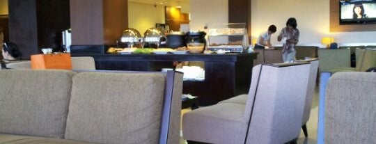 Garuda Indonesia Executive Lounge is one of Lugares favoritos de Nur.