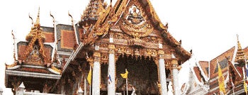 Wat Hua Lampong is one of ไหว้พระ.