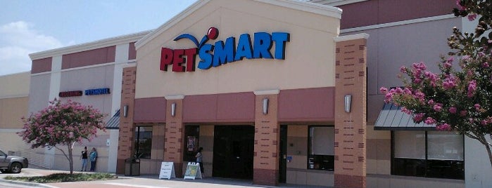 PetSmart is one of Lugares favoritos de Angela.