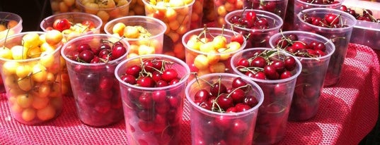 Calabasas Farmer's Market is one of Lugares favoritos de Melissa.