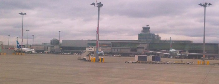 Aéroport international Pierre-Elliott-Trudeau de Montréal (YUL) is one of Airports.