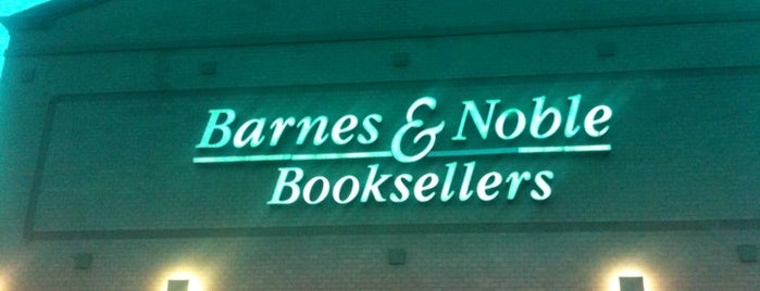 Barnes & Noble is one of Tempat yang Disukai Nat.