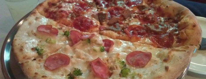 Sam & Louie's Pizza is one of Posti che sono piaciuti a Stacy.