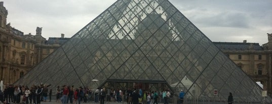 Pirámide del Museo del Louvre is one of PARIS!!!.