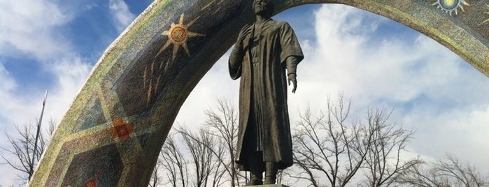 Statue of Rudaki is one of Достопримечательности Душанбе.