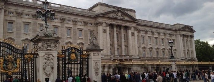 Buckingham Palace is one of Nýdnol.