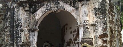 Porta De Santiago (A Famosa Fortress) is one of Melaka Trip.