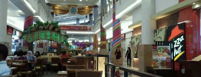 Royal Plaza is one of Shopping Mall di Surabaya.