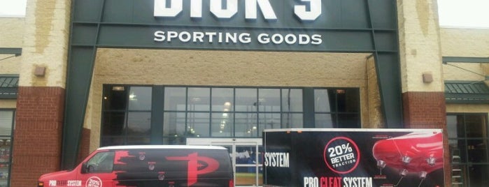 DICK'S Sporting Goods is one of Elisabeth’s Liked Places.