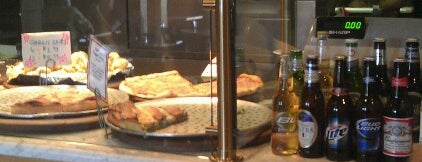 Carmine's N.Y. Pizza Kitchen is one of Lugares favoritos de Pietro.