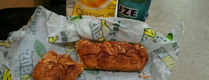 Subway Sandwiches is one of Locais curtidos por Ayin.