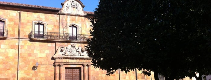 La Corrada del Obispo is one of Comer, beber y salir en Oviedo.