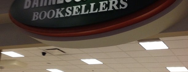 Barnes & Noble is one of Lugares favoritos de Joey.