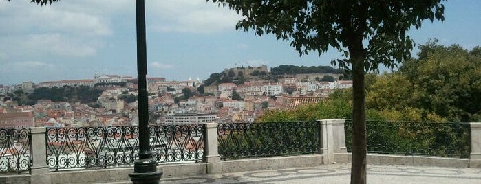 Смотровая площадка Сан Педру де Алкантара is one of Must-see @ Lisbon.