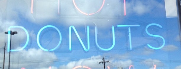 Dizzy Dean's Hot Donuts is one of สถานที่ที่ Julie ถูกใจ.