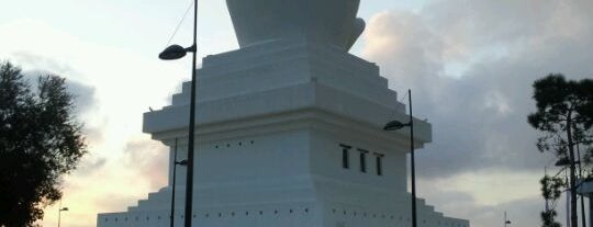 Stupa de Benalmádena is one of 101 cosas en la Costa del Sol antes de morir.