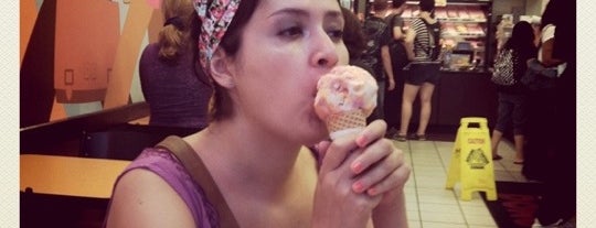 Dunkin' is one of Locais salvos de Nikkia J.