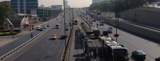 Merter Metrobüs Durağı is one of Tempat yang Disimpan Gül.