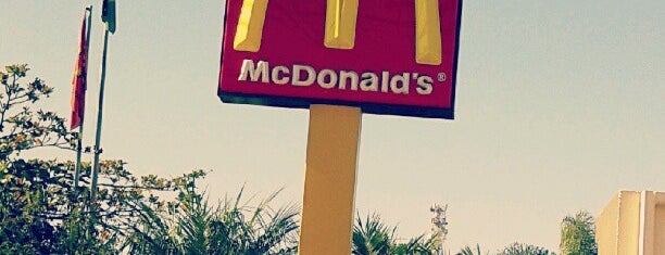 McDonald's is one of Orte, die Thaís gefallen.