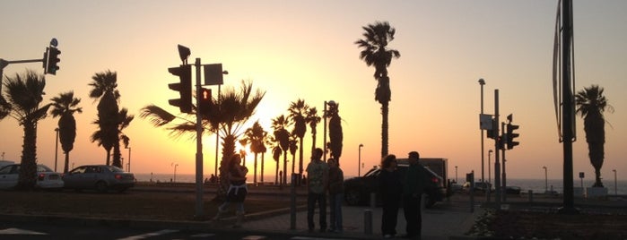Aviv Beach is one of Tempat yang Disukai Leah.