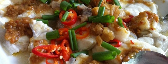 Zai Shun Curry Fish Head Seafood 载顺小食（夜市） is one of Singapore Local Eats.