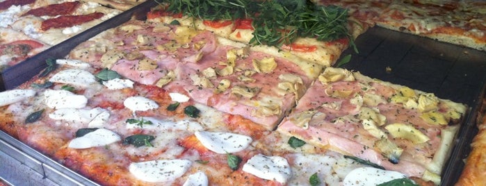 Pizzeria La Voglia is one of Lugares favoritos de Bea.