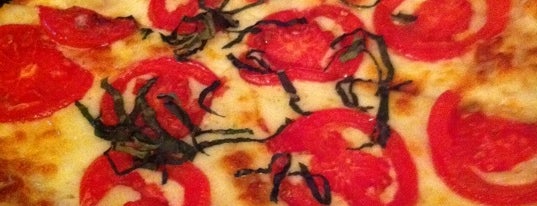 Bill's Pizza is one of Locais salvos de Mary.