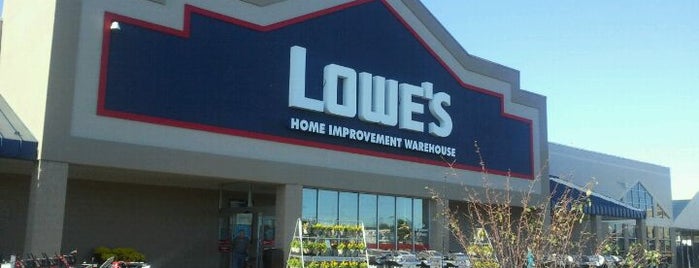 Lowe's is one of Locais curtidos por Dawn.