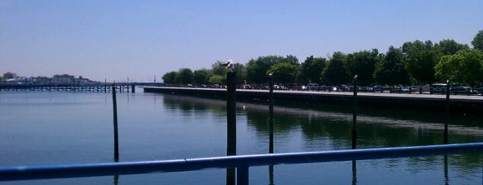 Sheepshead Bay is one of Debさんのお気に入りスポット.