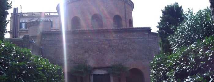 Mausoleo  S.Costanza is one of Isole (di Marco Lodoli).