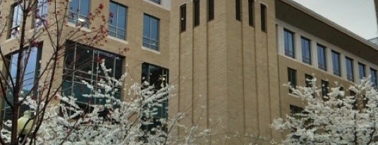 Georgetown University Law Center is one of Lugares favoritos de 💫Coco.
