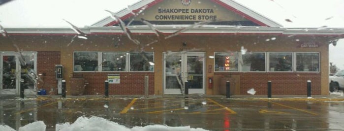 Shakopee Dakota Conv. Store 2 is one of Lugares favoritos de Linda.
