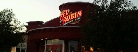 Red Robin Gourmet Burgers and Brews is one of Andreaさんのお気に入りスポット.
