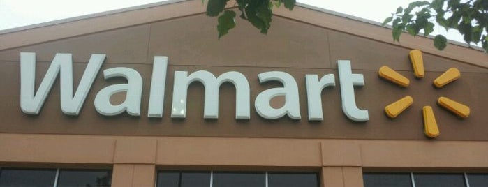 Walmart is one of Lindsayeさんのお気に入りスポット.