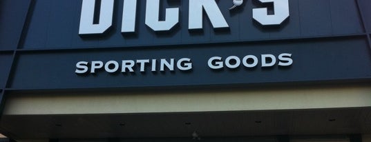 DICK'S Sporting Goods is one of Locais curtidos por Jim.