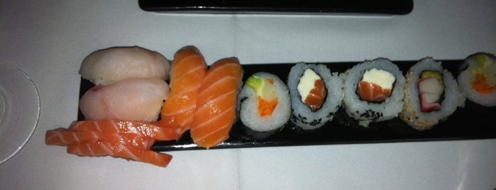 SushiClub is one of Mis 5 Restaurantes favoritos!!!.