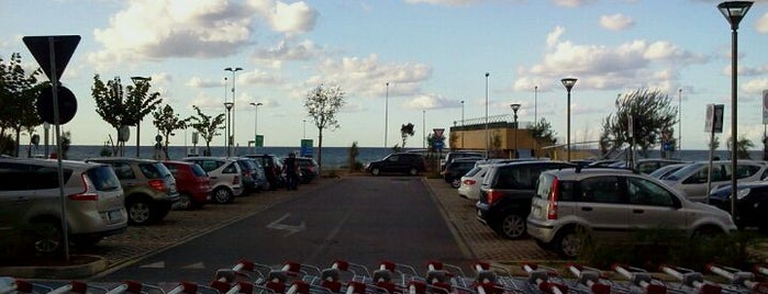 Auchan is one of Tempat yang Disukai Daniele.