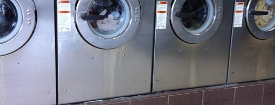 Bubbles R Us Laundromat is one of Orte, die Calvin gefallen.