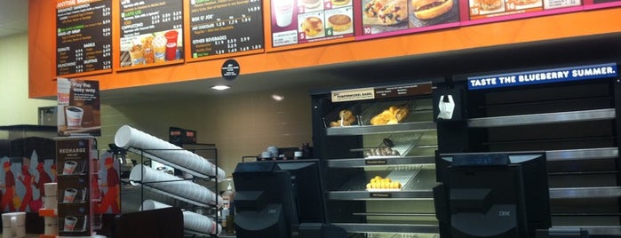Dunkin' is one of Lugares favoritos de Christopher.