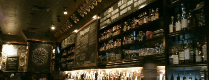 Flying Saucer Draught Emporium is one of Andrewさんのお気に入りスポット.