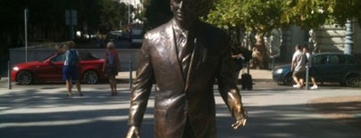 Ronald Reagan szobor is one of Budapest.
