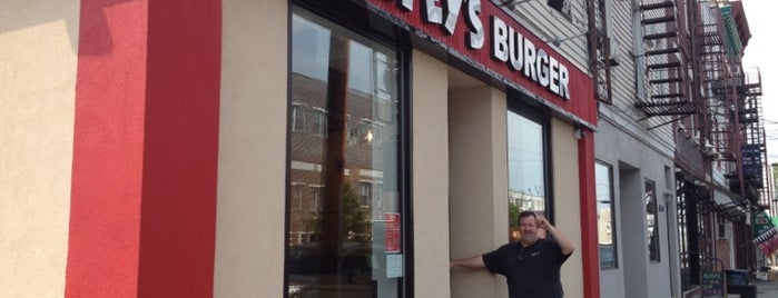 Petey's Burger is one of Tempat yang Disukai Tom.