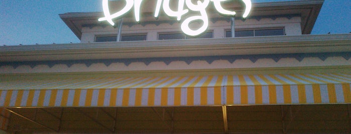 Bridges Restaurant is one of สถานที่ที่ Kevin ถูกใจ.