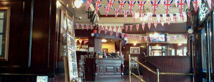 The Goldengrove (Wetherspoon) is one of Lugares favoritos de Joll.