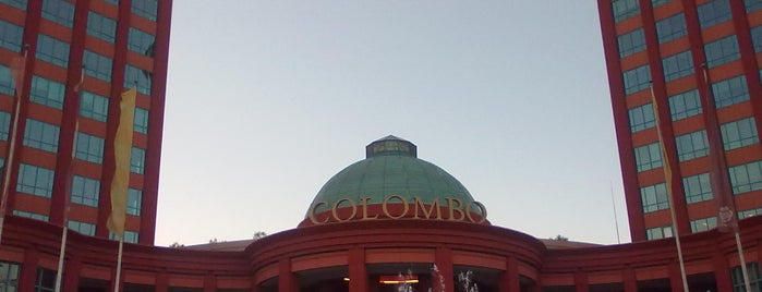 Centro Comercial Colombo is one of SHOPPINGS/MERCADOS e LOJAS da Grande Lisboa.