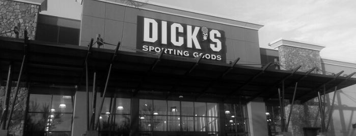 DICK'S Sporting Goods is one of สถานที่ที่ Christopher ถูกใจ.